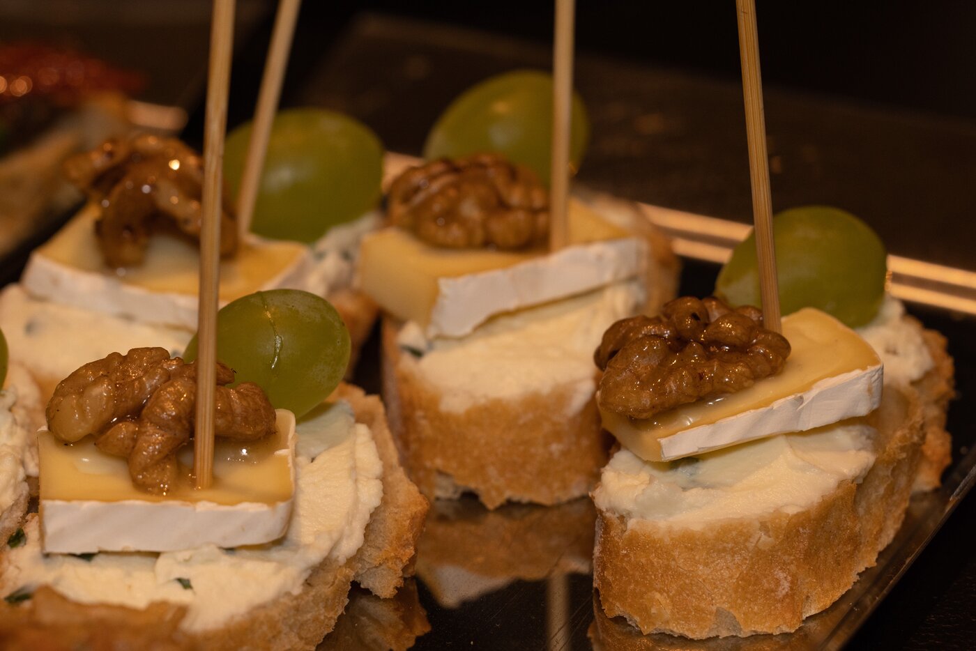 Chlebíček se sýrem a karamelizovaným ořechem